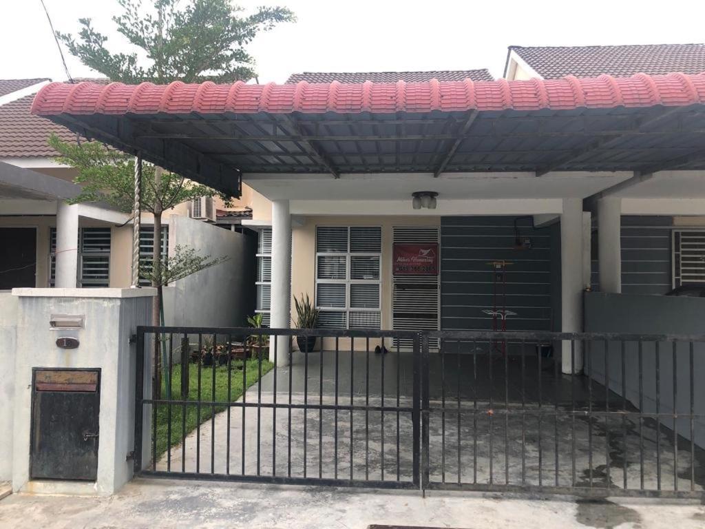 Miker Homestay Сери-Искандар Экстерьер фото